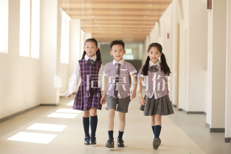 學(xué)生冬季校服定制：溫暖與品質(zhì)兼具，圣瀾服飾守護(hù)學(xué)子冬日校園